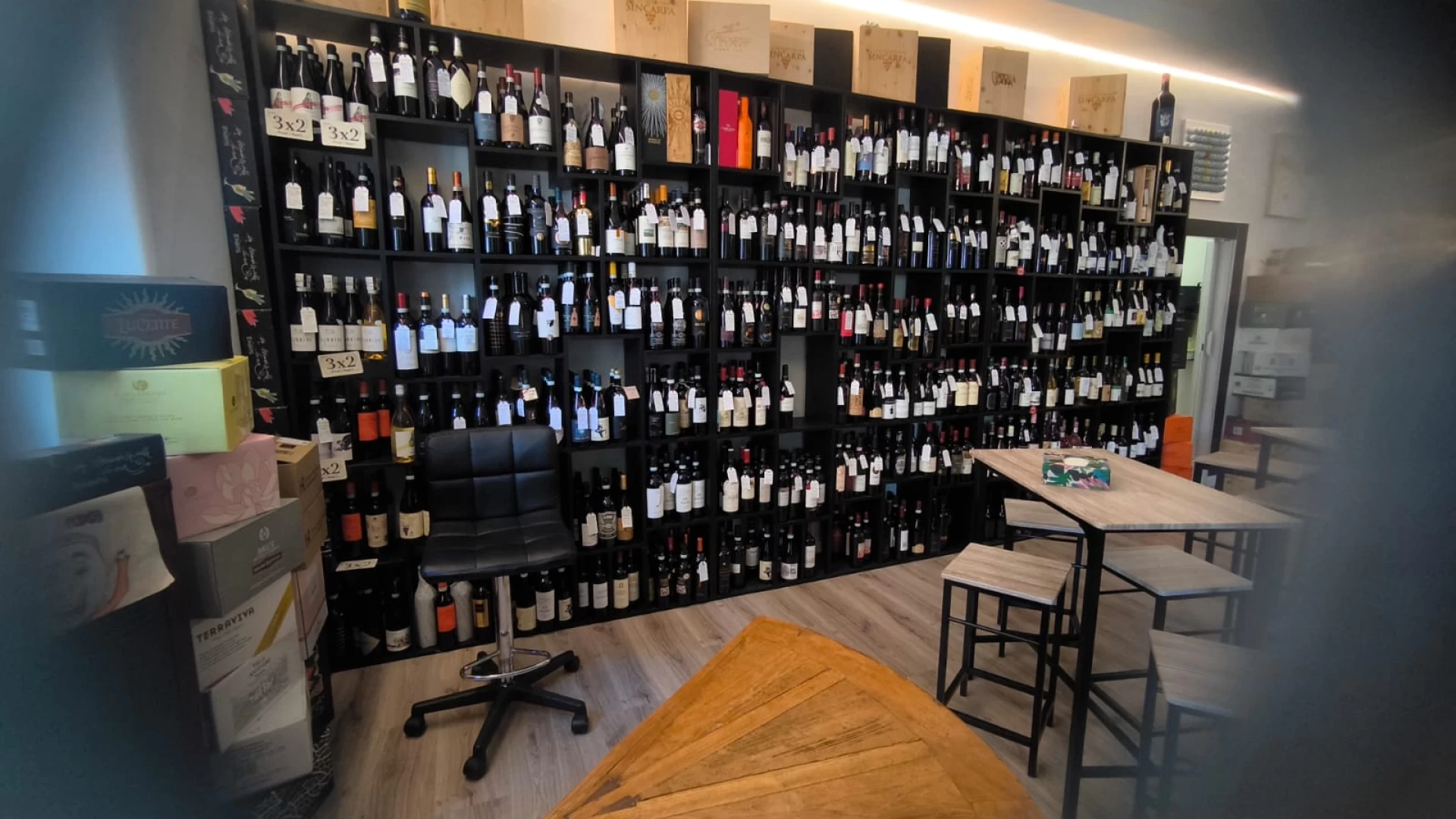 Castel Di Sangro: Da Eccellenze la sosta giusta per degustare vini, champagne e spumanti di altissima qualita’. Il luogo ideale per il tuo aperitivo estivo.